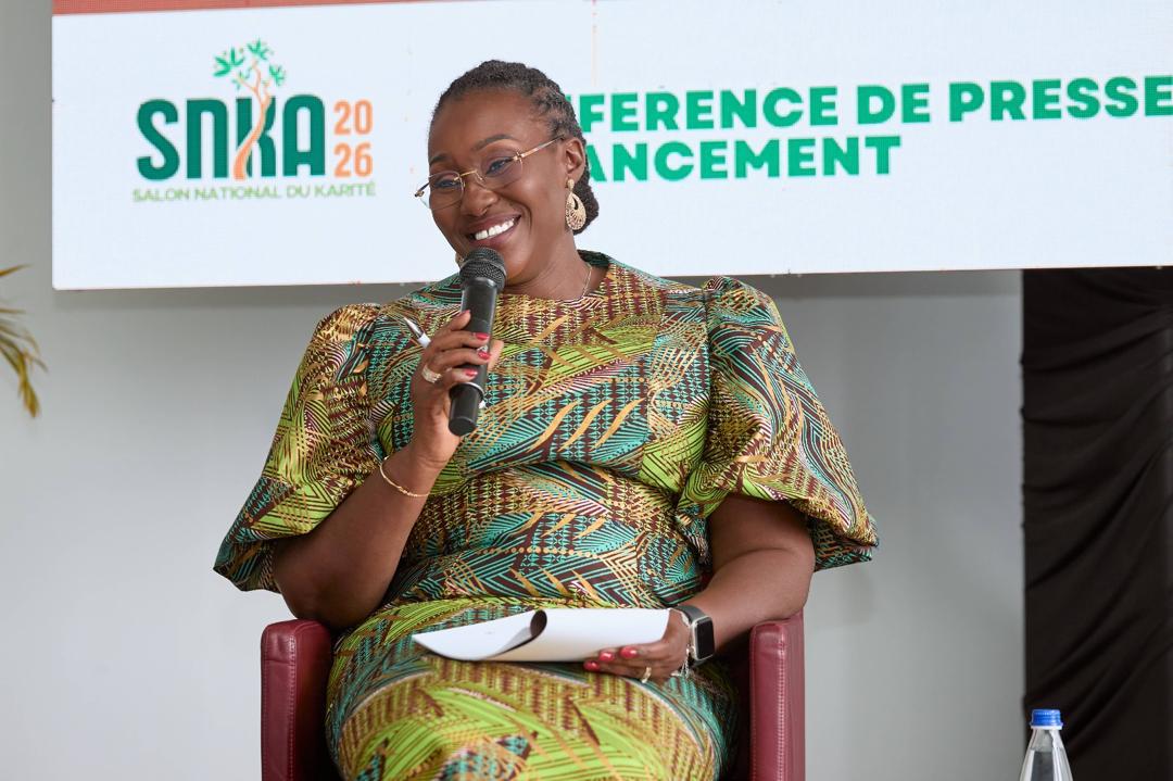Intervenante assise, portrait souriant